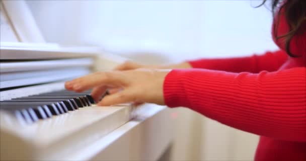 Kobieta lub dziewczyna Student lub zawodowy pianista gra muzykę klasyczną na pięknym białym fortepianie, ręce pianisty zbliżenie w zwolnionym tempie. Klucze fortepianowe zamykają się w ciemnych kolorach. 4k — Wideo stockowe