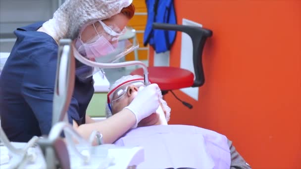 Médico e dentista Médico Profissional Estomatologista no Trabalho. Pessoa ou um homem é submetido a um exame médico e tratamento da cavidade oral no dentista . — Vídeo de Stock