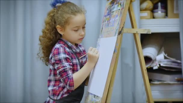 ドローイングのプロセス: in Artists Art Studio手の赤ちゃんの女の子はキャンバスにスケッチ. — ストック動画