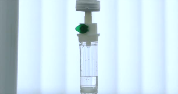 Fermer le patient de compte-gouttes de tir sur fond Stores fenêtre dans le quartier goutte à goutte en cours d'exécution. Concept Hôpital, compte-gouttes,, Traitement des pipettes médicales .