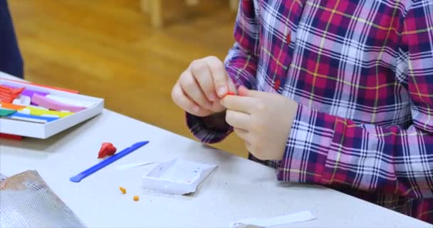 Fiatal Nő Gyermek vagy Lány Művész egy művészeti műhelyben, ül az asztalnál és szobrok a Plasztikáról. Folyamat a tanulás vagy a gyermekek kreativitás workshop, kézzel készített. 4k — Stock videók
