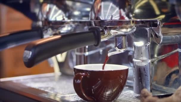 Koffie espresso voorbereiding, espresso koffie van de hoogste kwaliteit Italiaans gemaakt met een professionele koffiezetapparaat valt in een koffiekop. — Stockvideo