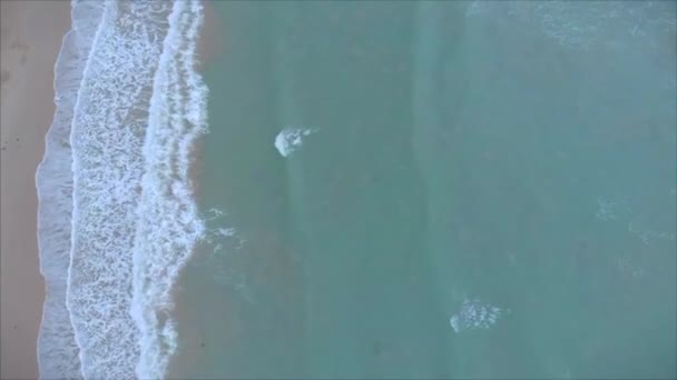 Piękny widok na ocean, widok z góry, Fale przejść jeden po drugim w dużym pięknym wybrzeżu. Fale morskie na tle plaży piękne. — Wideo stockowe