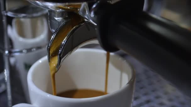Um barista profissional. Fazendo café moído na hora, Barista fazendo Latte Art derramando . — Vídeo de Stock