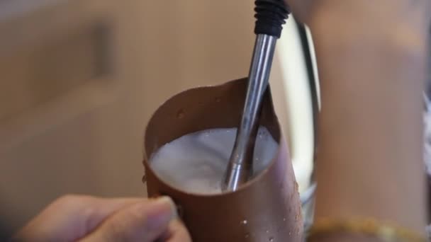 Um barista profissional. Fazendo café moído na hora, Barista fazendo Latte Art derramando leite em uma caneca enquanto faz, o que torna o café ainda mais desejável. — Vídeo de Stock