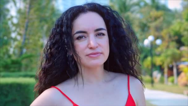 Retrato Joven Europea o Mujer Linda o Alegre Chica Morena en la calle Mirando en la cámara, Soplando el viento Pelo el viento, cámara lenta . — Vídeo de stock