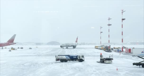 Moscou, Rússia - 7 de fevereiro de 2020: Avião de passageiros Nordwind Airbus A737, Sheremetyevo Airport, Heavy Snowfall Falls Dormindo o aeroporto.Há neve pesada no aeroporto . — Vídeo de Stock