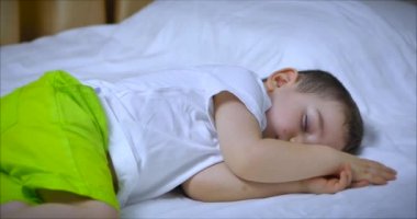 Sevimli Küçük Çocuk Yatakta Tatlı Uyuyor Bebek Uykusu Konsepti.