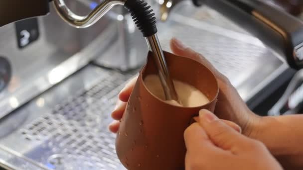 Professionell barista. Göra nymalet kaffe, Barista gör Latte Art hälla mjölk i en mugg medan du gör, vilket gör kaffet ännu mer önskvärt. — Stockvideo