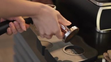 Tamping taze kahve ile çekilmiş kahve yapma. Yakın çekim. Başından sonuna kadar kahve. Taze konularındaki kahve zemin. Profesyonel barista.