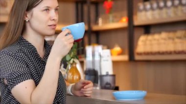 Yakın plan Genç Güzel Kadın Sabah Kahvesi içiyor. Güzel Gündüz Genç Kız Kafede Sabah Kahvesini İçiyor.