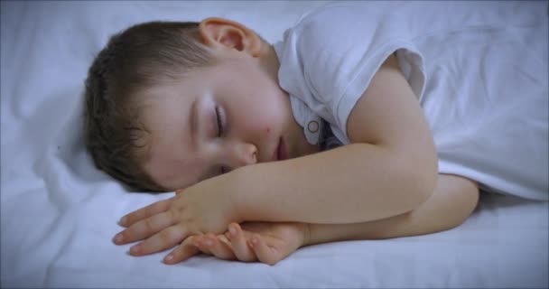 Menino bonito está dormindo docemente na cama, conceito de sono do bebê . — Vídeo de Stock
