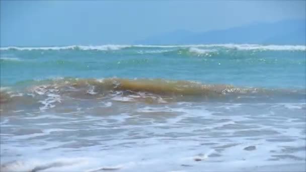 Surface de l'eau de mer, texture de l'eau de mer, nature, station balnéaire, vacances en mer fond vidéo HD complet. Mer, paysage marin, océan, nature. Paysage marin idyllique : eau propre, vagues, ciel bleu, horizon . — Video