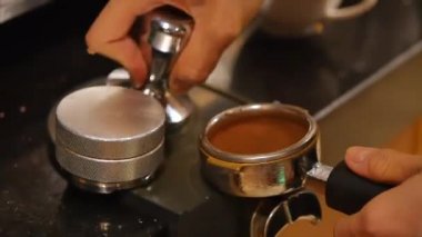Tamping taze kahve ile çekilmiş kahve yapma. Yakın çekim. Başından sonuna kadar kahve. Taze konularındaki kahve zemin. Profesyonel barista.