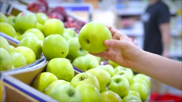 Mãos de mulher compra comida, frutas, maçãs, tomates, laranjas no mercado, no supermercado. Menina escolhe produtos, legumes, frutas na loja.Compras, Vegan conceito de vendas . — Vídeo de Stock