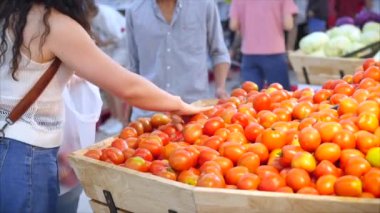 Güzel genç kadın ya da anne süpermarketten alışveriş yapıyor, süpermarketten yemek, sağlıklı yiyecekler, domates, avokado, meyve, portakal ve süpermarket ürünleri seçiyor..