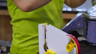 Markette ya da markette kadın kasiyer ya da kadın satıcı ürünleri terazide karşılar, malların olduğu paketi kontrol eder, ürünleri alıcıya verir..