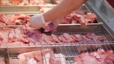 Marketteki Kadın Satıcı ya da Pazardaki Tüccar Bir Tepsiye Et Koyuyor, Altından Güzel Dilimlenmiş Biftekler.