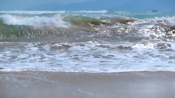 Поверхность морской воды, текстура морской воды, природа. Море, море, океан, природный фон. Идиллический морской пейзаж: чистая вода, волны, голубое небо, горизонт . — стоковое видео