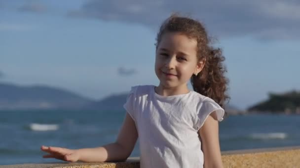 Portret Schattig Kind glimlachend op de zonsondergang in City Park. Beeldmateriaal. — Stockvideo