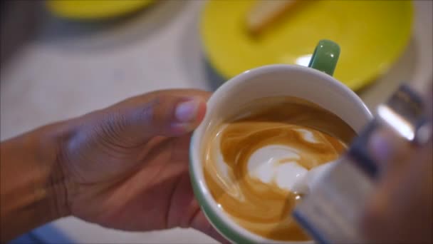 Barista zeichnet Latte Art auf Kaffee mit Sojamilch. Prozess der Herstellung von veganen laktosefreien Getränken im Coffeeshop. Professioneller Barista. — Stockvideo