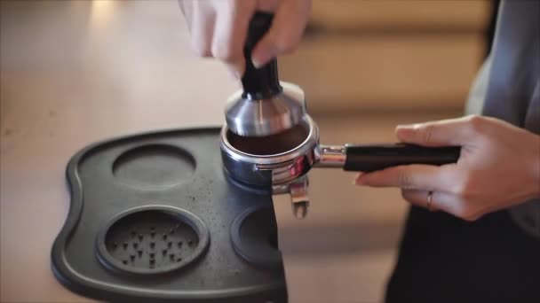 Κάνοντας αλεσμένου καφέ με Tamping φρέσκο καφέ. Γκρο πλαν. Κάνει καφέ από την αρχή μέχρι το τέλος. Tamping φρέσκο αλεσμένος καφές. Επαγγελματική barista. — Αρχείο Βίντεο