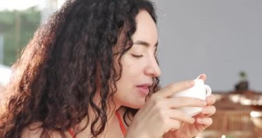 Kafede Kahve İçen Genç Kız ya da Kadın.