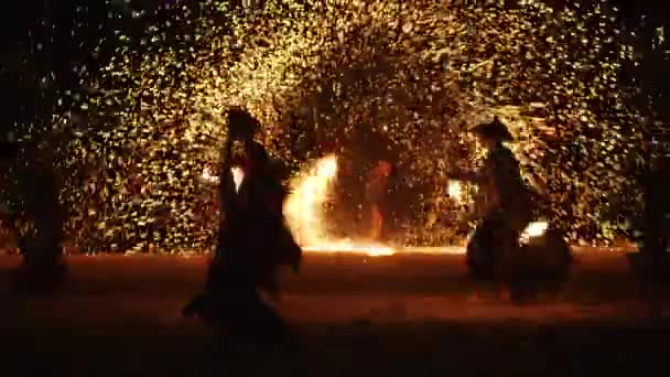 Nha Trang, Vietnam - 9 de febrero de 2020 Fire show. Un grupo de artistas profesionales realiza una variedad de instalaciones contra incendios. Niños y niñas bailaban con fuego en la noche en la calle del Parque — Vídeo de stock