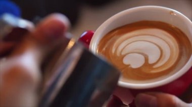 Barista Soya sütlü kahve üzerine Latte çiziyor. Kahve dükkanında vejetaryen laktoz içeceği yapma süreci. Profesyonel barmen..