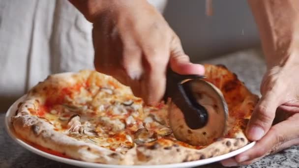 Pizza Recién Cortada de Cortar una Pizza de Pepperoni en Rebanadas Múltiples Con un Cortador de Pizza . — Vídeos de Stock