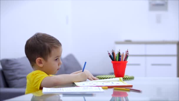 Gelukkig familie moeder nanny leren schattig baby jongen spelen bordspellen thuis, mam helpt baby zoon leren om te tekenen met potloden samen genieten van het creatieve proces. — Stockvideo