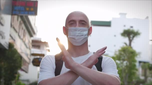 Portret Europejczyka ubranego w ochronę zapytaj na ulicy. HUMEN stojący na ulicy w maskach ochronnych przed epidemią Covid-N1H1. Covid-19, ochrona przed wirusami, pandemia. Koronawirus N1H1 — Wideo stockowe