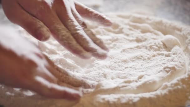 Pizairo prepara pizza, faz uma verdadeira pizza italiana da massa com os dedos. Movimento lento  . — Vídeo de Stock