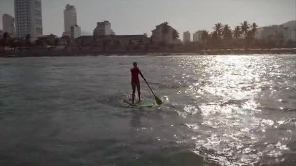 Luftaufnahme von oben Sportliche junge Frauen und Männer surfen, reiten große Wellen mit hellem Tageslicht, Surfer wartet auf seine Welle. — Stockvideo