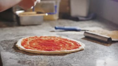 İtalyan şef gerçek İtalyan pizzası hazırlar, üzerine parmesan peyniri serpiştirir. Gerçek biberli pizza, yemek pişirme yöntemi..