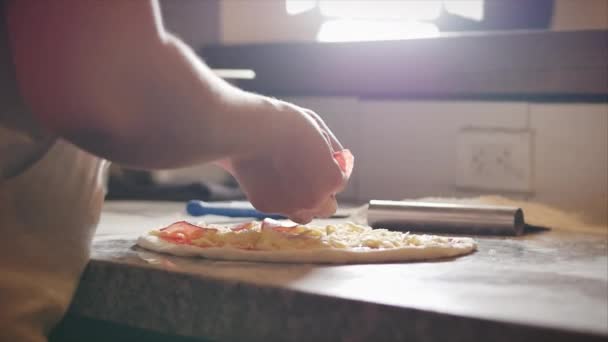 Pizza de pepperoni real, método de cozimento, o chef italiano prepara verdadeira pizza italiana, coloca salsicha ou presunto fatiado na pizza . — Vídeo de Stock