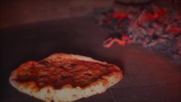 Pizza im Ofen. Im Ofen brennt ein Feuer. Pizzaofen vorhanden. Langsam brennendes Lagerfeuer. Pizzaofen vorhanden. Lagerfeuer in Flammen, Slow Cooking Pizza. — Stockvideo
