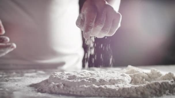Chef italien dans une cuisine professionnelle prépare la pâte avec de la farine pour faire la pizza italienne . — Video