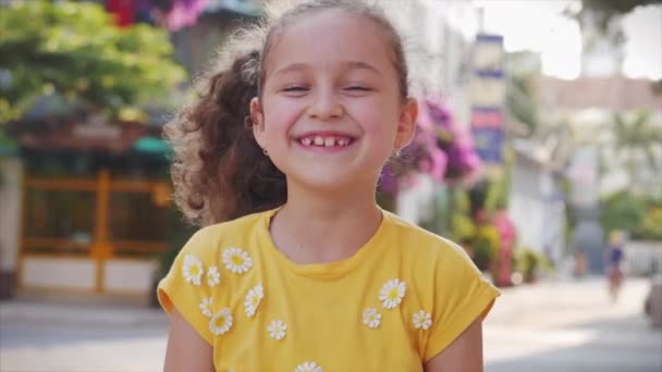 市内公園の夕日で微笑む可愛い小さな子供の肖像. — ストック動画