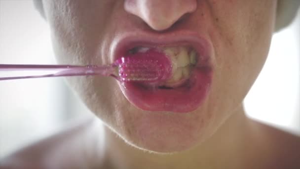 Igiene orale Bella donna lavarsi i denti con speciali strumenti di spazzolatura dentifricio nel bagno moderno . — Video Stock