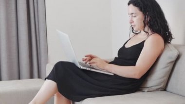 Serbest çalışan genç kadın işi, evde dizüstü bilgisayarla yazı yazan, iş odaklı bilgisayarını evde oturup internette kullanan takıntılı bir kız için önemli bir görevdir. İnsanların tecrit edilmesi.
