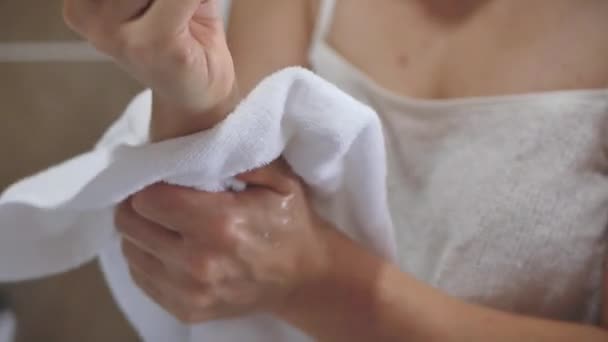 Hygien av den mänskliga kvinnliga kroppen, en vacker välvårdad kvinna torka sig med en handduk efter en dusch, torka delar av kroppen, torka ansiktet, händer i ett modernt badrum. — Stockvideo