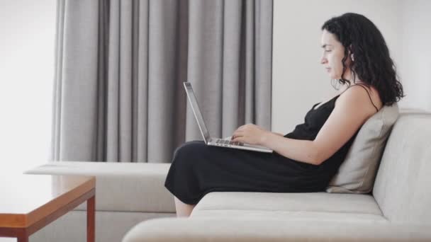 Freelancer trabalho jovem é responsável tarefa importante no e-mail freelance em casa digitando no laptop, menina obcecada pelo trabalho usando o computador para on-line em casa sentado na cama. Isolamento de pessoas . — Vídeo de Stock