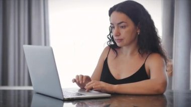 Serbest çalışan genç kadın işi, evde dizüstü bilgisayarla yazı yazan, iş odaklı bilgisayarını evde oturup internette kullanan takıntılı bir kız için önemli bir görevdir. İnsanların tecrit edilmesi.