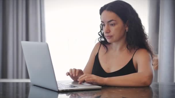 Freelancer jonge vrouw werk is verantwoordelijk voor belangrijke taak op freelance e-mail thuis typen op laptop, geobsedeerd werk gericht meisje met behulp van computer voor online thuis zitten op bed. Isolatie van mensen. — Stockvideo