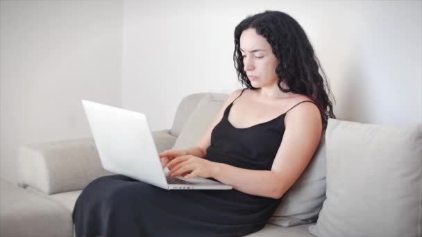 Freelancer trabalho jovem é responsável tarefa importante no e-mail freelance em casa digitando no laptop, menina obcecada pelo trabalho usando o computador para on-line em casa sentado na cama. Isolamento de pessoas . — Vídeo de Stock