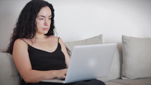 Freelancer trabalho jovem é responsável tarefa importante no e-mail freelance em casa digitando no laptop, menina obcecada pelo trabalho usando o computador para on-line em casa sentado na cama. Isolamento de pessoas . — Vídeo de Stock