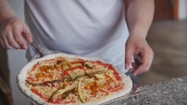 Italiaanse chef-kok bereidt echte Italiaanse pizza, bereidt een vegetarische pizza met groenten en Parmezaanse kaas. Echte peperoni pizza, kookmethode — Stockvideo