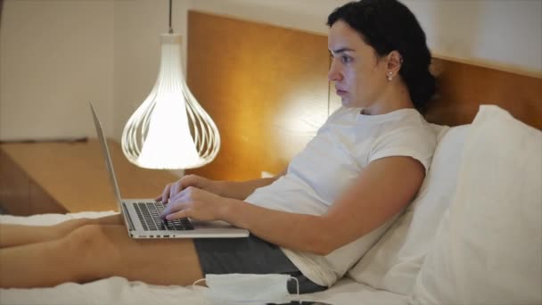 Praca freelancer młoda kobieta jest odpowiedzialna ważne zadanie na niezależny e-mail w domu wpisując na laptopie, obsesja pracy skupia się dziewczyna za pomocą komputera do Internetu w domu siedzi w łóżku. Izolacja ludzi. — Wideo stockowe