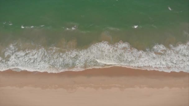 Vue aérienne Vue aérienne du drone depuis l'océan, vagues océaniques, belles vagues ne terminent pas les cadres un par un tandis que les vagues de mer turquoise se brisent sur la côte sablonneuse. 4K